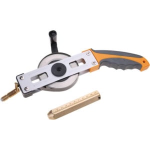 Heavy-duty pipe cutter with ergonomic handle from SAKR Building Materials, ideal for plumbing and co.