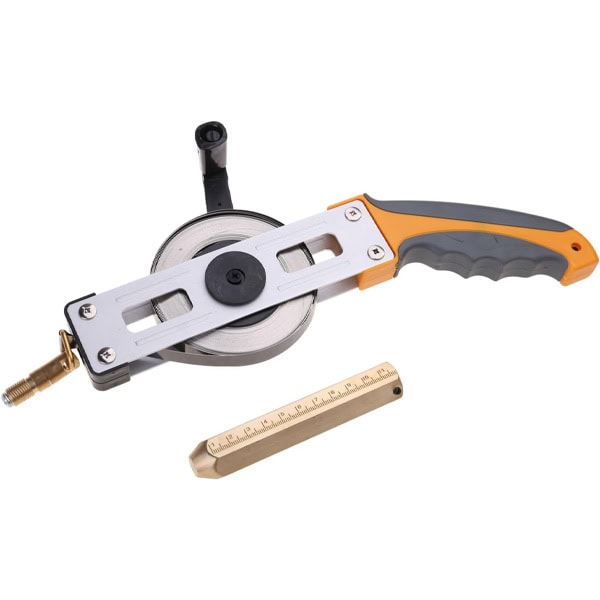 Heavy-duty pipe cutter with ergonomic handle from SAKR Building Materials, ideal for plumbing and co.